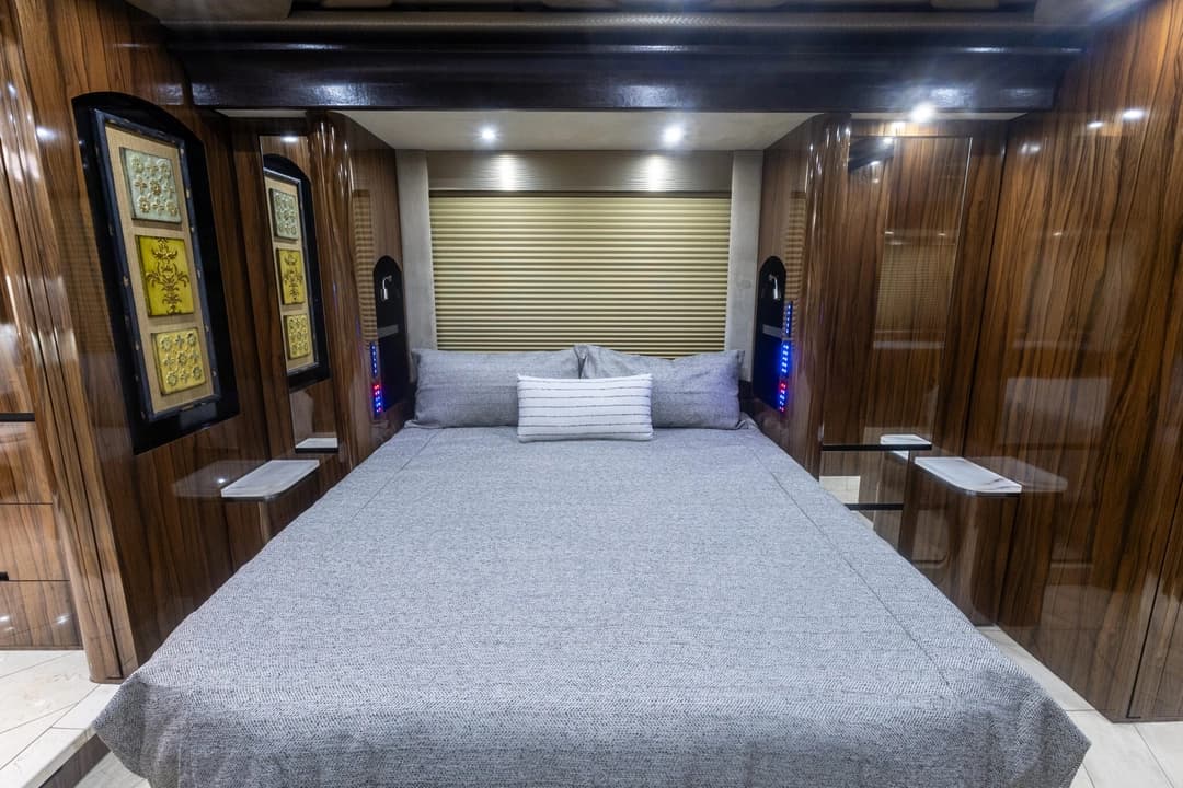 2017 Newell 2020P Motorhome - Image 25