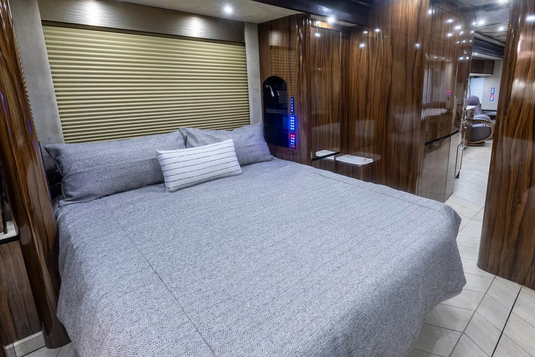 2017 Newell 2020P Motorhome - Image 26