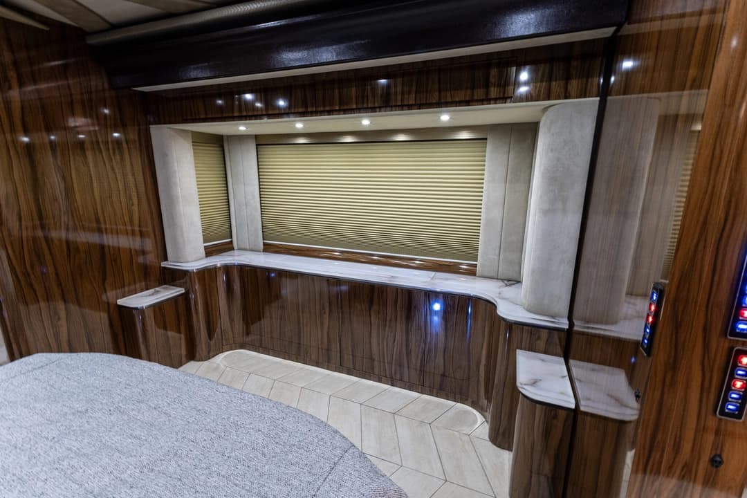 2017 Newell 2020P Motorhome - Image 27