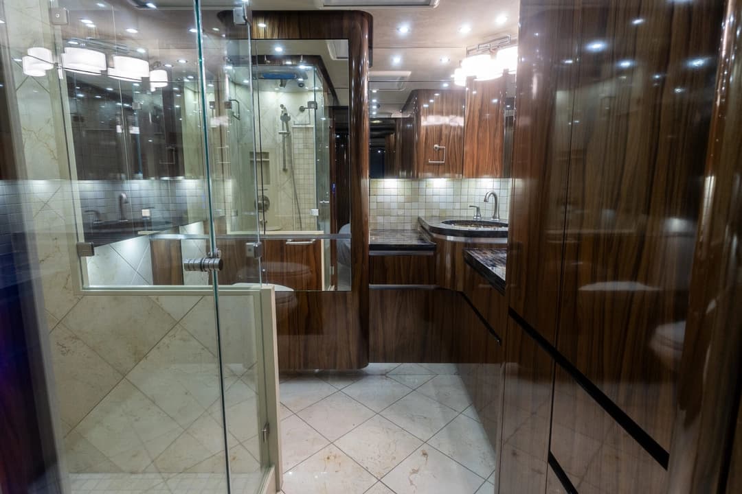 2017 Newell 2020P Motorhome - Image 28