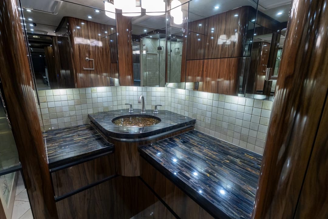 2017 Newell 2020P Motorhome - Image 29