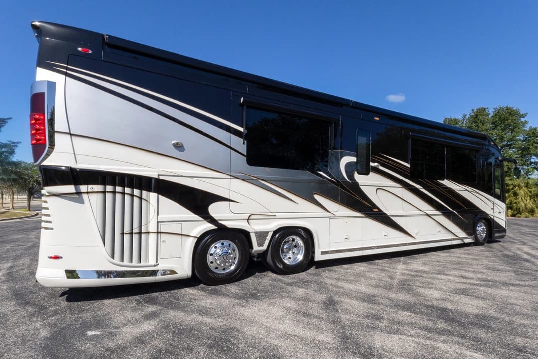 2017 Newell 2020P Motorhome - Image 4