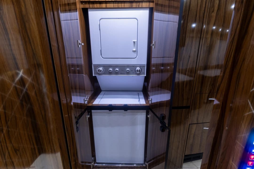 2017 Newell 2020P Motorhome - Image 32