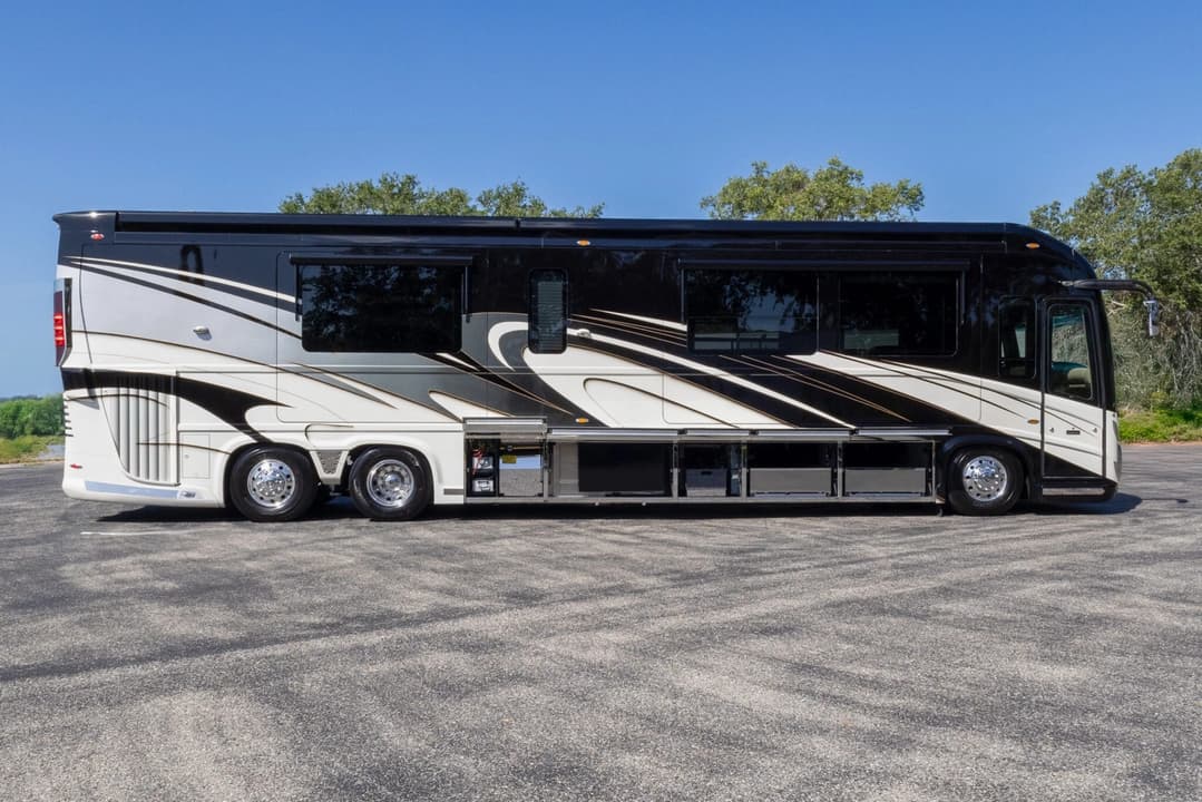 2017 Newell 2020P Motorhome - Image 33