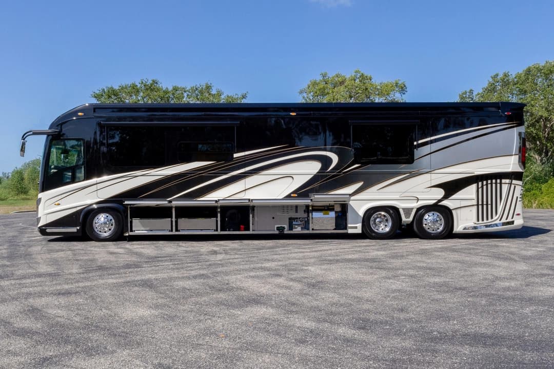 2017 Newell 2020P Motorhome - Image 34