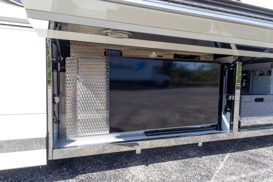 2017 Newell 2020P Motorhome - Image 36