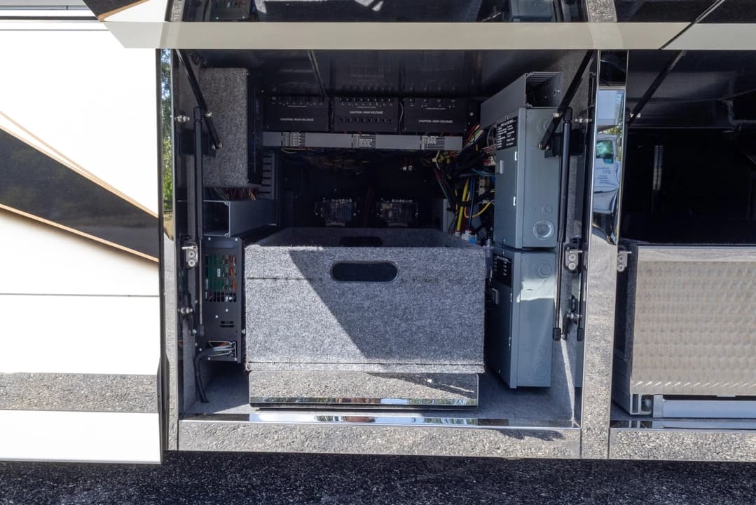 2017 Newell 2020P Motorhome - Image 37