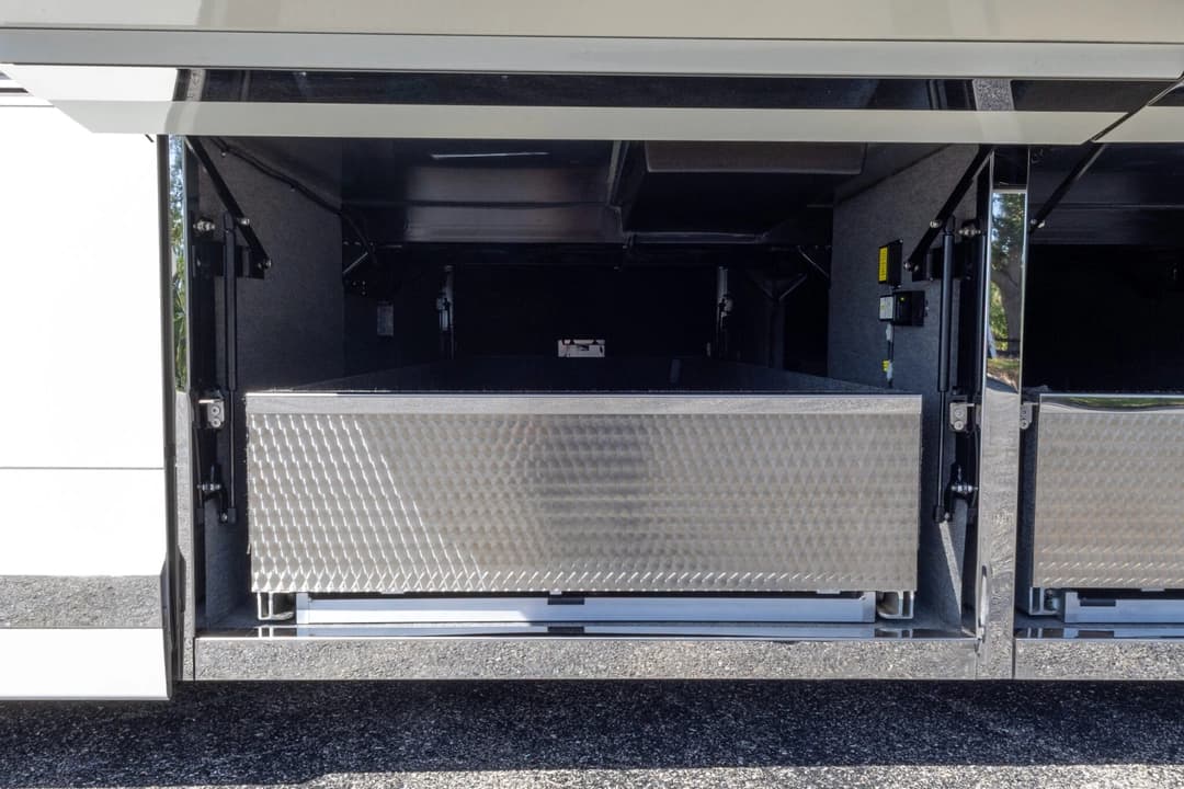 2017 Newell 2020P Motorhome - Image 38