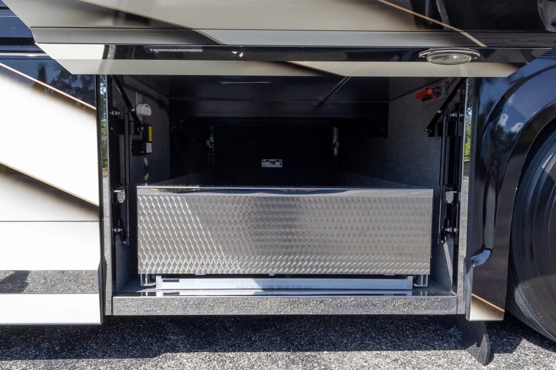 2017 Newell 2020P Motorhome - Image 39