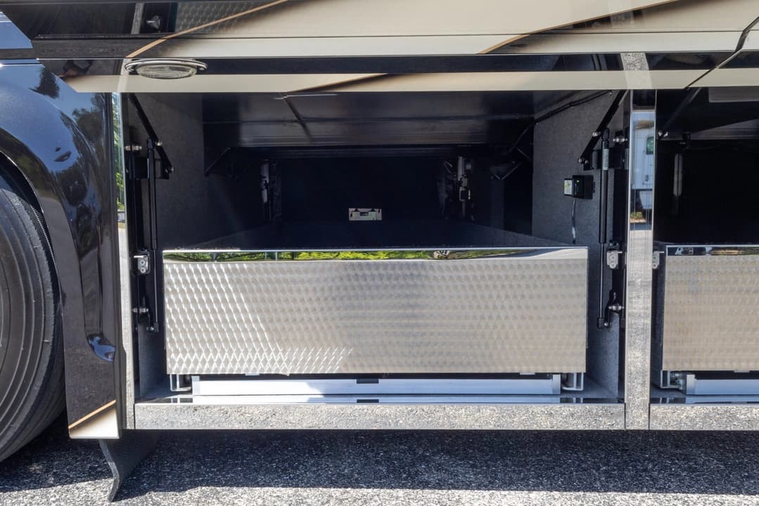 2017 Newell 2020P Motorhome - Image 40