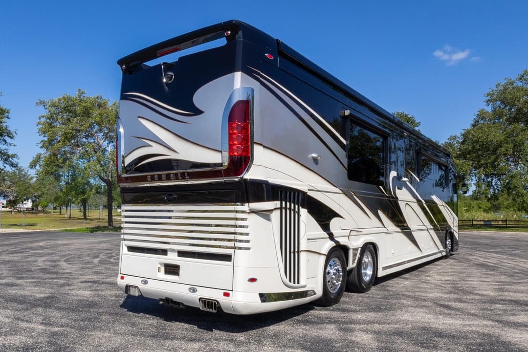 2017 Newell 2020P Motorhome - Image 5