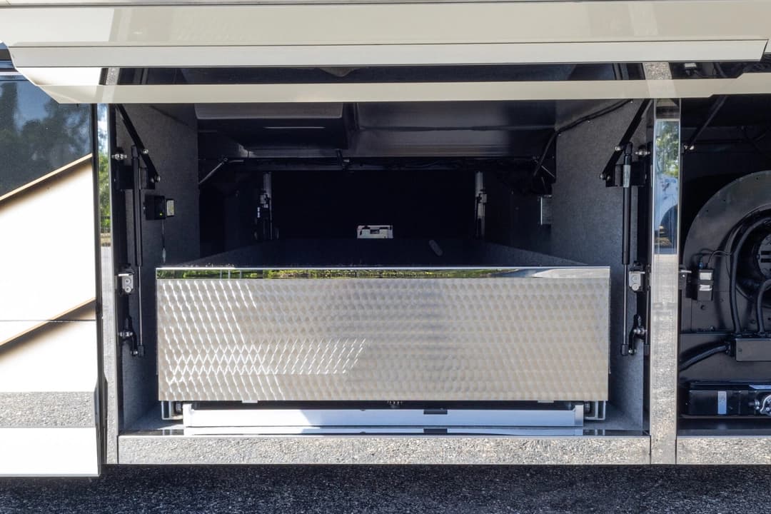 2017 Newell 2020P Motorhome - Image 41