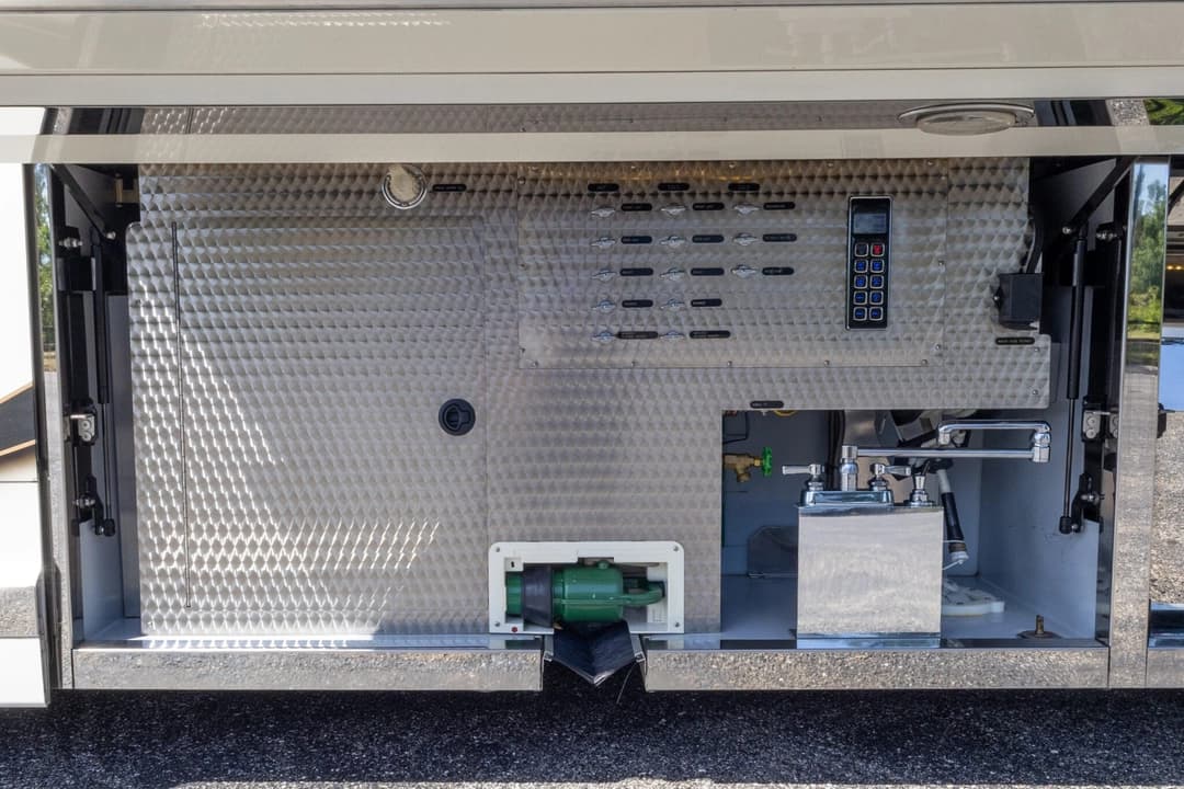 2017 Newell 2020P Motorhome - Image 43