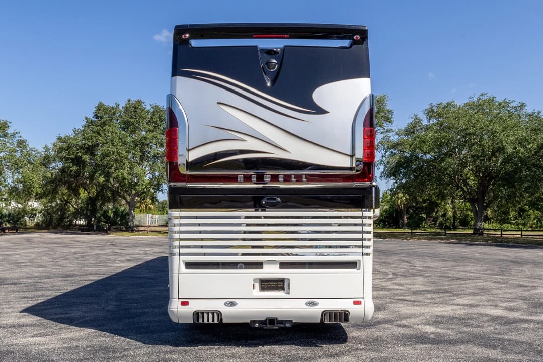 2017 Newell 2020P Motorhome - Image 6