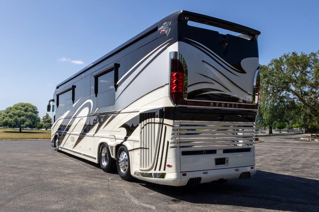 2017 Newell 2020P Motorhome - Image 7