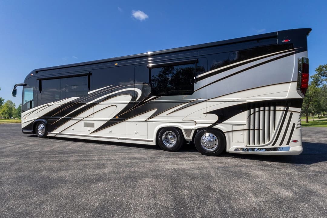 2017 Newell 2020P Motorhome - Image 8