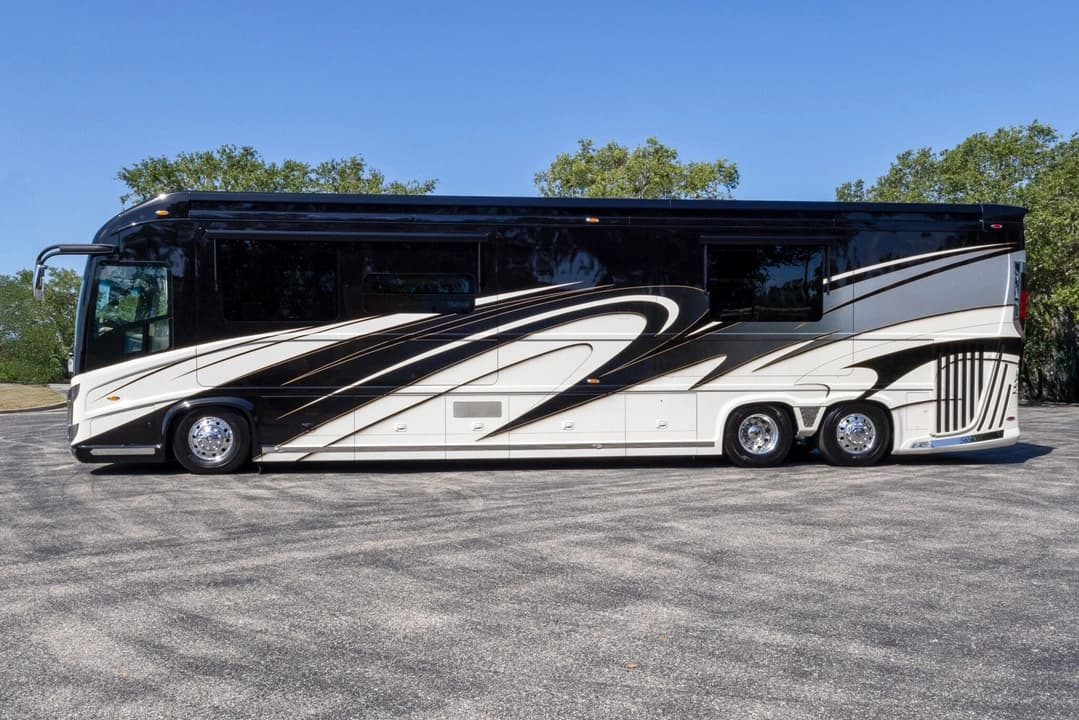 2017 Newell 2020P Motorhome - Image 9