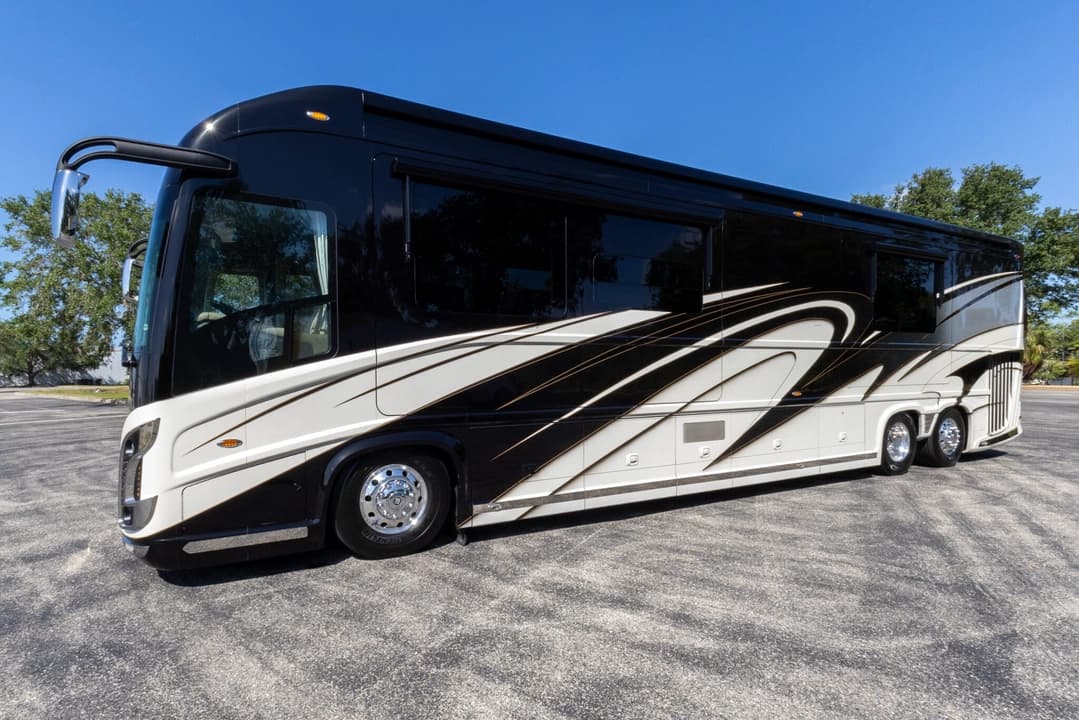 2017 Newell 2020P Motorhome - Image 10
