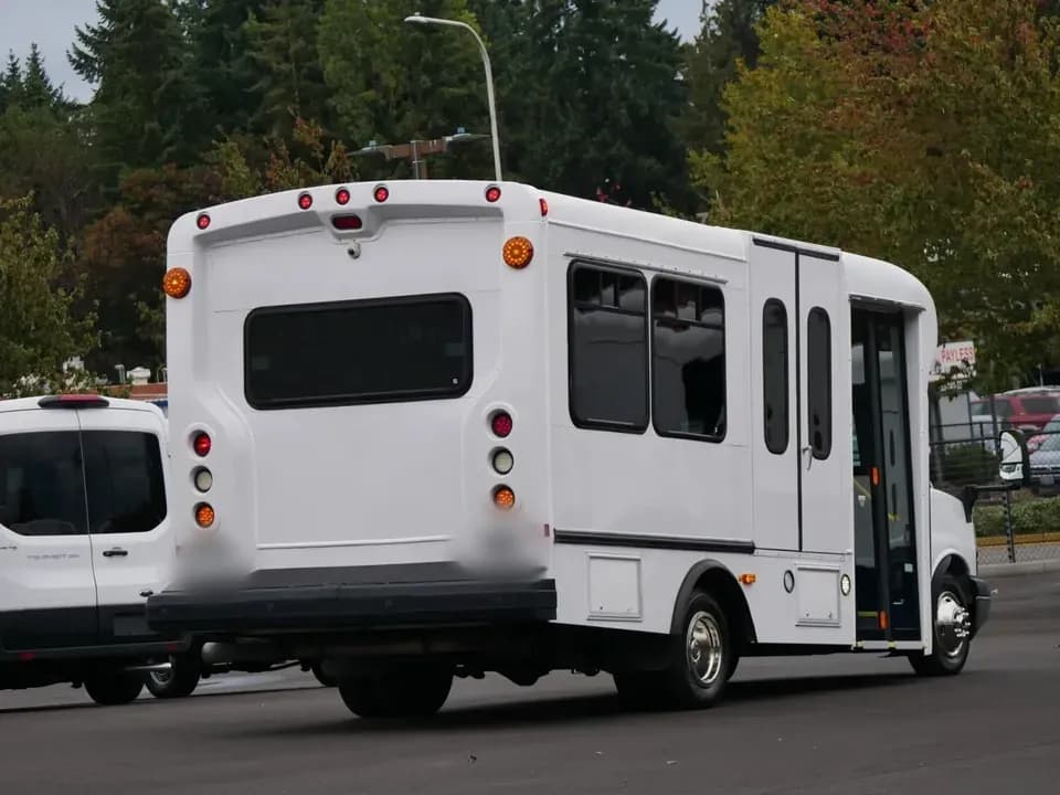 2014 Chevrolet 4500 Startrans ADA Shuttle Bus - Image 2
