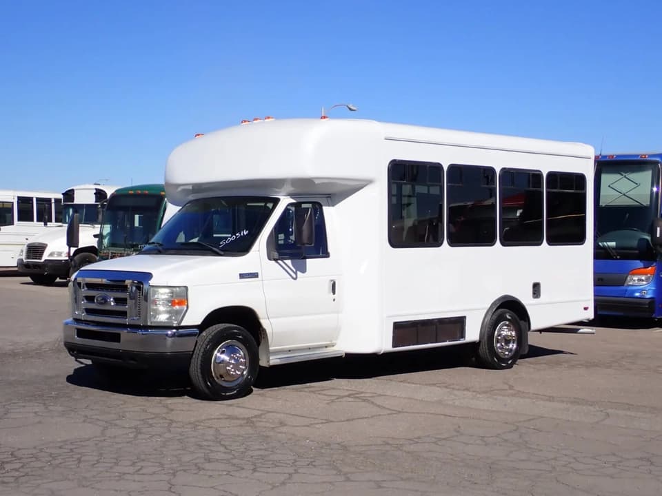 2010 Ford E450 Starcraft Allstar Shuttle Bus - Image 2