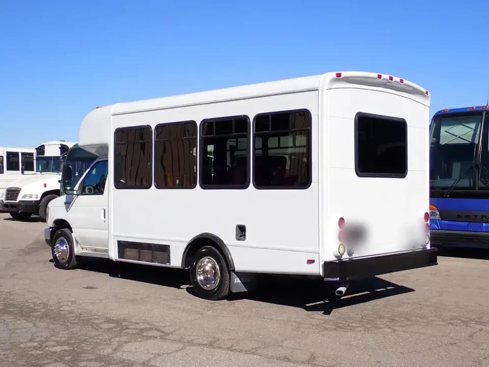 2010 Ford E450 Starcraft Allstar Shuttle Bus - Image 3