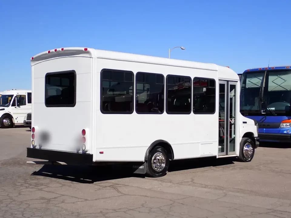 2010 Ford E450 Starcraft Allstar Shuttle Bus - Image 4
