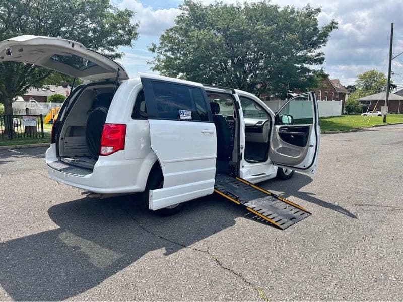 2017 Dodge Grand Caravan SE - Image 2