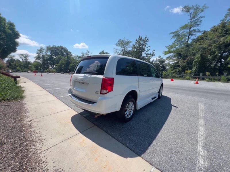 2017 Dodge Grand Caravan SE - Image 5