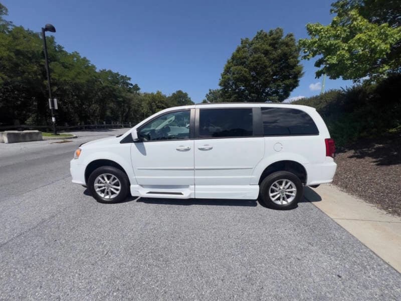 2017 Dodge Grand Caravan SE - Image 2