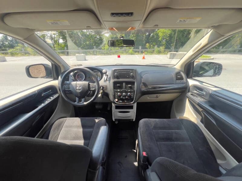 2017 Dodge Grand Caravan SE - Image 11