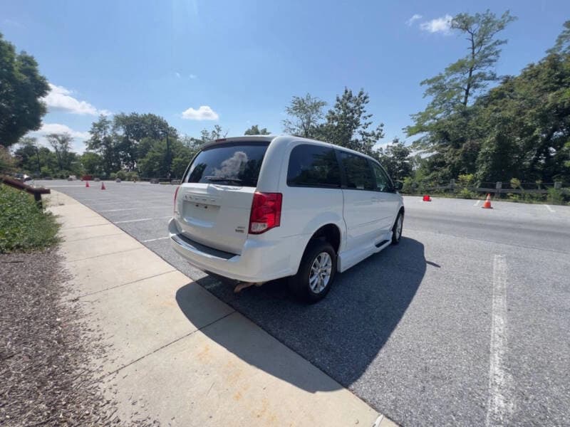 2017 Dodge Grand Caravan SE - Image 5
