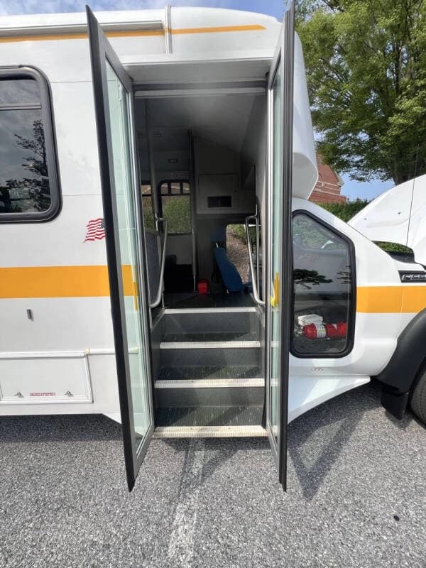 2014 Ford F550 ADA Shuttle Bus - Image 14