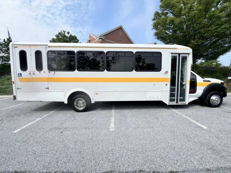 2014 Ford F550 ADA Shuttle Bus - Image 6