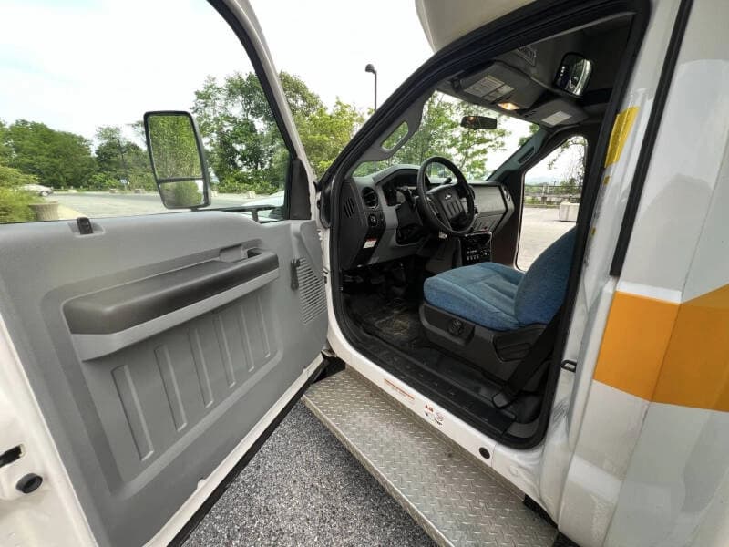 2014 Ford F550 ADA Shuttle Bus - Image 10