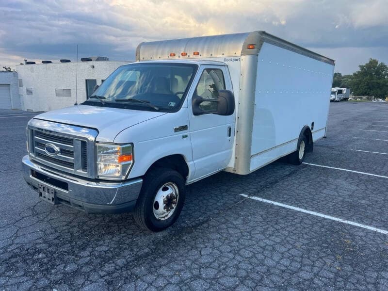 2011 Ford E-350 - Image 2