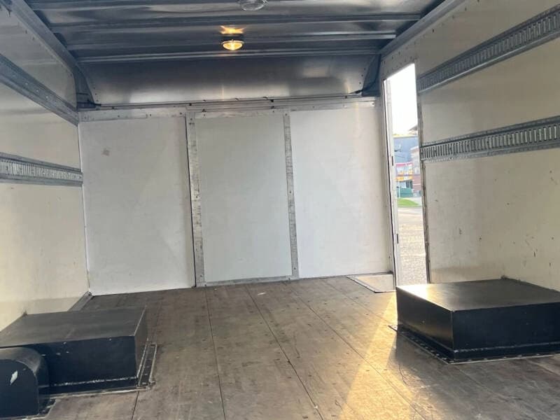 2011 Ford E-350 - Image 11