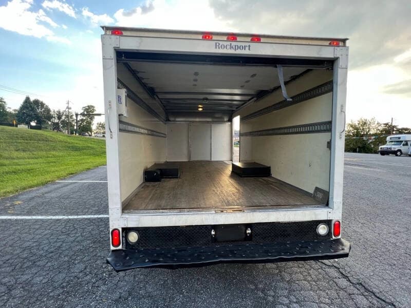 2011 Ford E-350 - Image 12