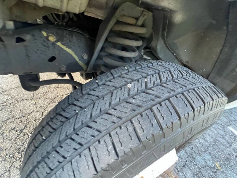 2011 Ford E-350 - Image 14