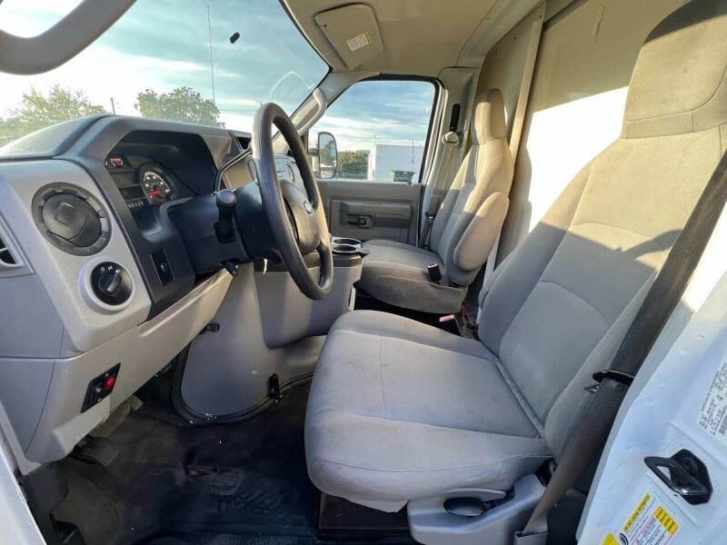 2011 Ford E-350 - Image 16