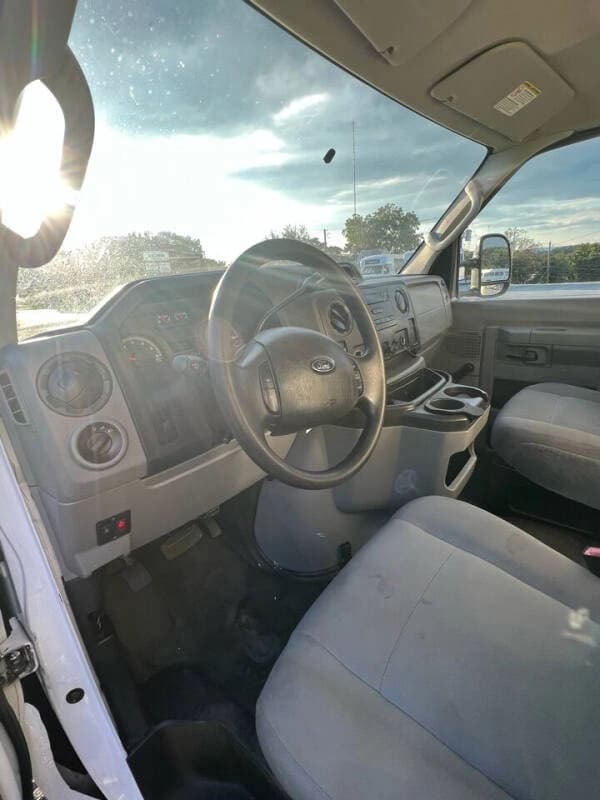 2011 Ford E-350 - Image 17