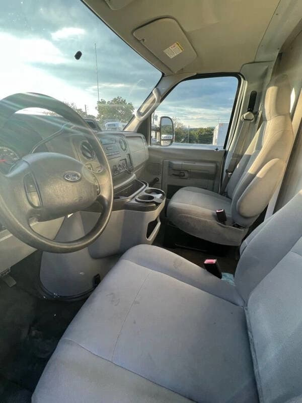 2011 Ford E-350 - Image 18