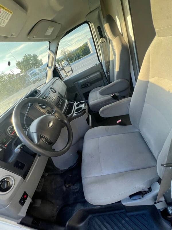 2011 Ford E-350 - Image 19