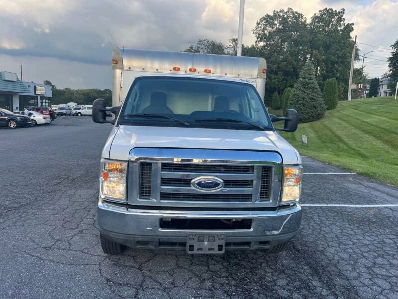 2011 Ford E-350 - Image 3