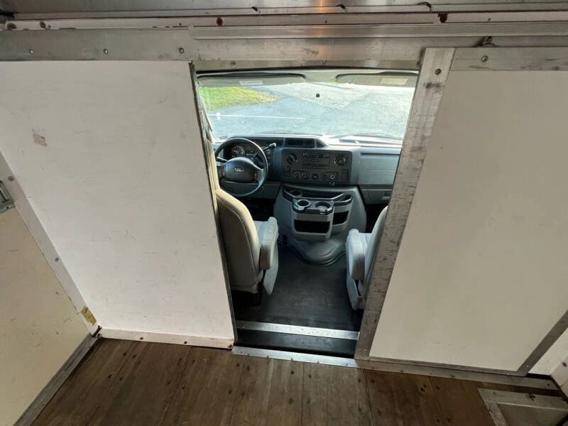 2011 Ford E-350 - Image 21