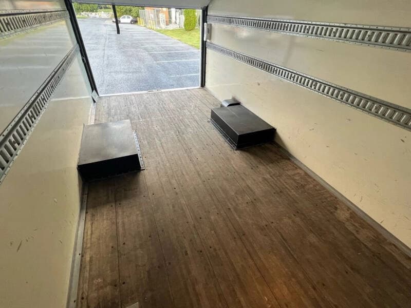 2011 Ford E-350 - Image 22