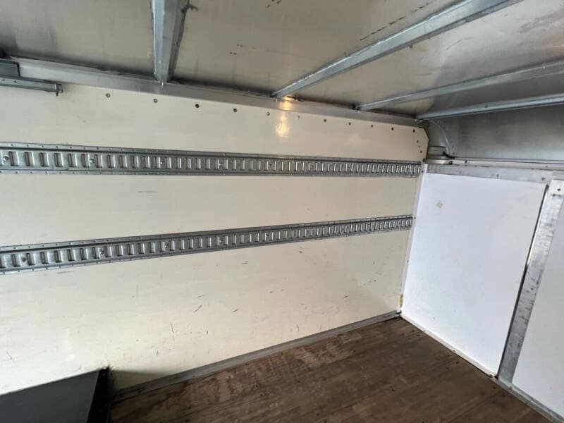 2011 Ford E-350 - Image 23