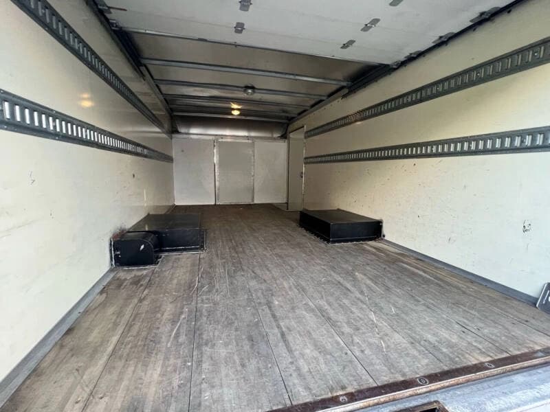 2011 Ford E-350 - Image 24