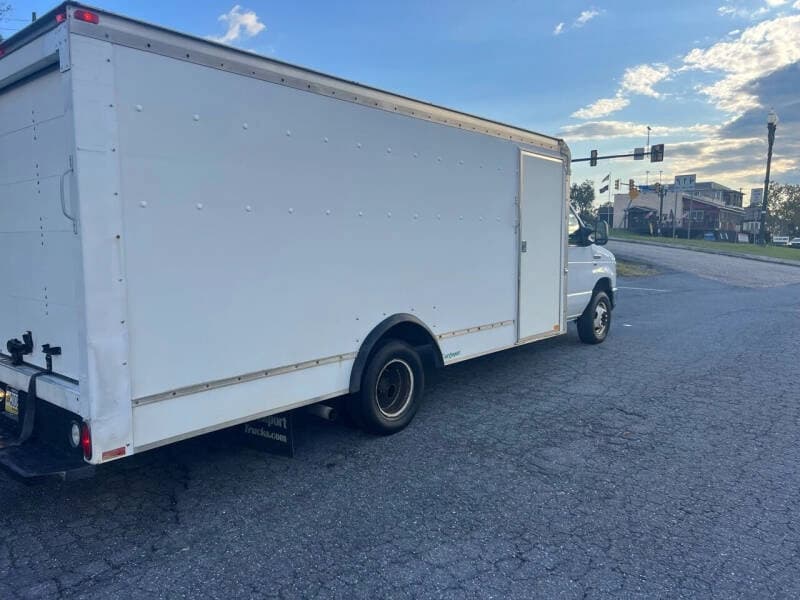 2011 Ford E-350 - Image 4