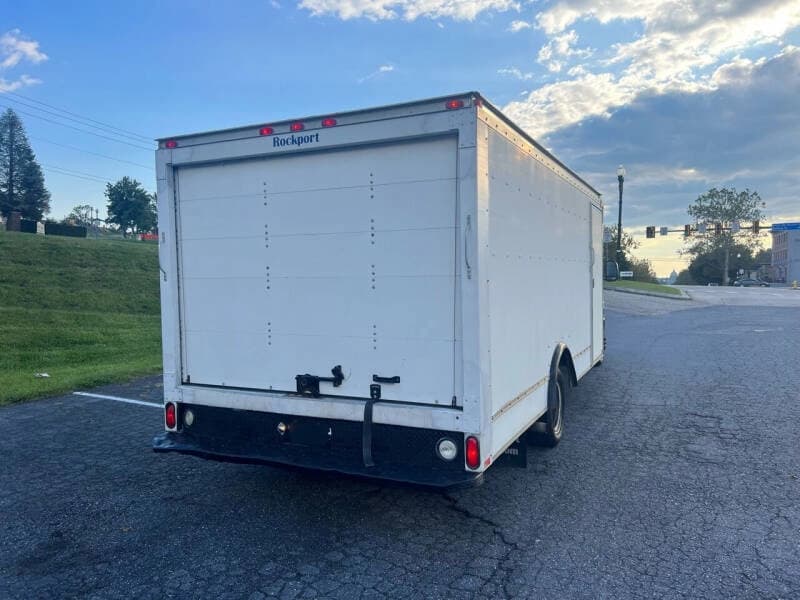 2011 Ford E-350 - Image 5