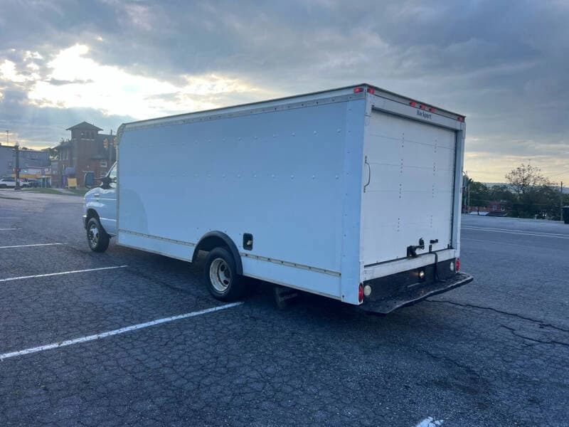 2011 Ford E-350 - Image 6